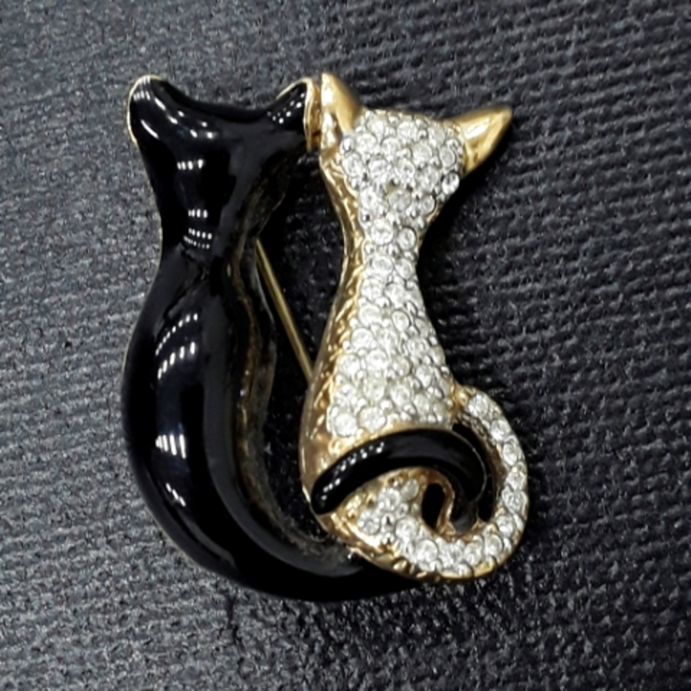 Cat couple brooch
